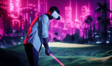 Sanal dünyaya girmek için sanal gözlük takan beyaz bir adam metaevrende golf oynuyor. Sanal gerçeklik gözlüğü kullanan yakışıklı oyuncu neon golf sahasına giriyor. Yenilik. Spor. Sapma.