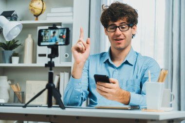 Etkilenen kişinin sunucu kanalı telefondaki yorumla cevap veriyor, bulanık akıllı telefon kayıtlarıyla çevrimiçi yayın odak portresi yayınlıyor, stüdyo ofisinde sosyal medya pazarlama planı eğitimi alıyor. Toplayıcı.