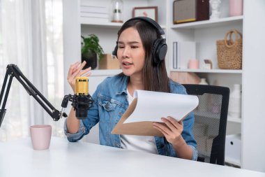 Kot pantolon giyen, yaratıcı yayın yapan genç Asyalı sunucu stüdyo dinleyicisiyle günlük hayatta pazarlamayı ya da danışmanı tanıtmayı online olarak anlatıyor. Taktik.