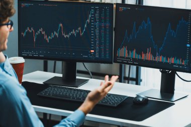 Genç yatırımcı borsa simsarı akıllı telefondan borsacıya tartışıyor, modern ofiste mevcut pazar grafiğinin arka tarafında dinamik finansal değişim yatırımlarına bakıyor. Toplayıcı.