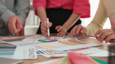 Grafik tasarımı için beyin fırtınası yapan ve renk seçimi yapan tasarımcı ekibinin yavaş çekim çekimi veya tasarım bürosunda krom danışmanlığı için danışmanlık isteyen bir müşteri. Değiştirilmiş