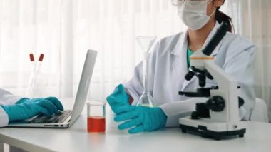 Laboratuvar araştırmacısı yeni bir ilaç geliştirir ya da tedavi eder. Laboratuvar tüpünde renkli kimyasal sıvı kullanır. Bilimsel veya kimya uzmanlığı ve laboratuvar ekipmanları ile sağlık hizmetlerinin teknolojik gelişimi. Katı.