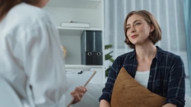 Mutlu hasta ve psikolog klinikte olumlu duygularla zihinsel sağlık sohbetlerini paylaşırken aynı zamanda klinikteki psikologlara başarılı bir iş ve hayatı açıklıyorlar.