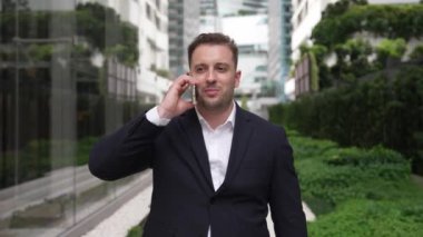 Kafkas işadamı planlama stratejisi hakkında telefonla müdürle konuşurken parkta yürüyor. Profesyonel yönetici pazarlama ekibini arıyor ve şehirdeki yaratıcı fikirleri paylaşıyor. Urbane.
