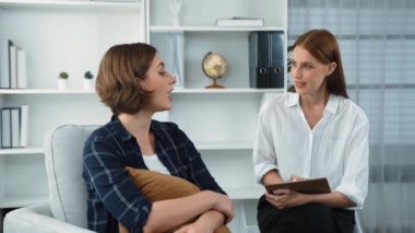 Mutlu hasta ve psikolog klinikte olumlu duygularla zihinsel sağlık sohbetlerini paylaşırken aynı zamanda klinikteki psikologlara başarılı bir iş ve hayatı açıklıyorlar.