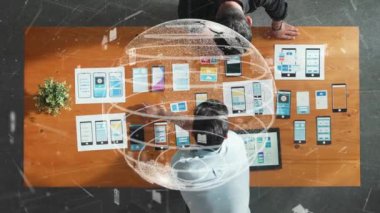 Ux Ui tasarımı için birlikte çalışan yetenekli iş adamlarının üst düzey görüşü. Çeşitli insanlardan oluşan bir grup büyük bir veri tabanı kullanarak küresel iletişim hakkında beyin fırtınası yapıyor ve tartışıyorlar. Cemaat.