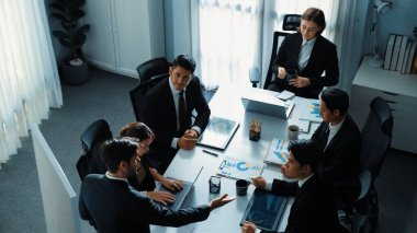 Üst düzey iş adamları tablet tableti masaya ve planlama stratejisine koyarken, çeşitli takımlar da mali planı tartıştı. Toplantı masasında bir grup beyin fırtınası fikri var. Müdürlük.