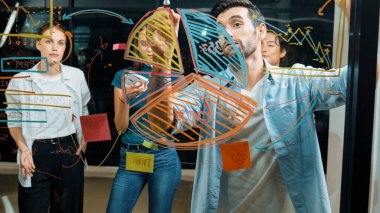 Yetenekli erkek lider, istatistik grafiğini uzman yatırımcılara açıklıyor. Akıllı iş adamı sunar, finans planlarını gece ofisindeki cam duvardaki yatırımcılara gösterir. İş konsepti. İzleme