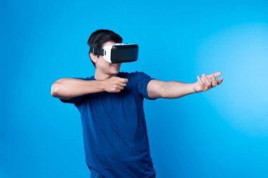VR takan akıllı oyuncu metaevren dünyasına dönüyor, silah avcılığı oynuyor, mavi arka planda zafer hayvan avcılığı yapan fütüristik teknoloji hologramına bağlanıyor, sanal gerçeklik. Entrika.