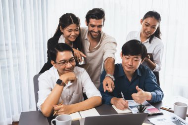Bir grup farklı ofis çalışanı şirket ofis odasında stratejik iş pazarlama planlamasında birlikte çalışıyor. İş yeri konseptinde pozitif takım çalışması. Tedbirli