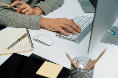 Gündelik işlerde çalışan kıyılmış işadamı, modern ofisteki bilgisayar ekranında borsa borsa veritabanını analiz ederek sunum için iş pazarlama raporunu araştırmak için bilgisayarı kullanıyor. Bireysel.