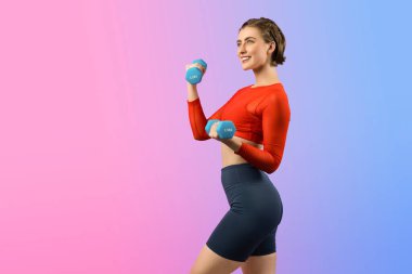 Vücut geliştirme egzersizi olarak izole edilmiş arka planda duran vücut geliştirme egzersizi olarak ağırlık kaldırmak için halterli atletik ve sportif bir kadın. Sağlıklı aktif ve vücut bakımı yaşam tarzı