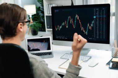 Gündelik servetteki akıllı tüccar modern ofisteki bilgisayar ve tablet ekranında dinamik artırılmış hisse senedi grafiğinin en yüksek kar değerini yükselterek başarılı oldu. Bireysel.