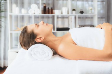 Kafkasyalı kadın müşteri stres önleyici spa masajının keyfini çıkarıyor ve lüks otel ya da oteldeki gündüz açık ortam güzellik salonunda güzellik teniyle eğleniyor. Sessiz.