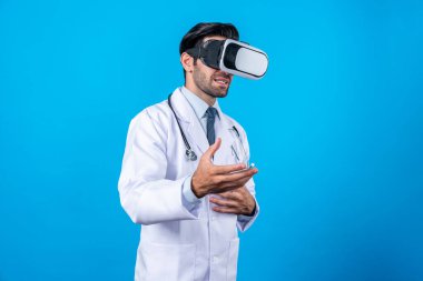 Tıbbi teoriyi açıklarken VR gözlük ve laboratuvar önlüğü takan beyaz, zeki bir doktor. Profesyonel doktor tıbbi verileri analiz ederken görsel gerçeklik kulaklıkları kullanarak metaevreni bağlıyor. Sapma.