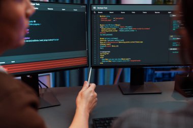 Akıllı bilişim geliştiricisi bilgisayar ekranındaki çevrimiçi web sitesinde kodlama programı uygulamasına bakıyor, ofisteki iş pazarlamasında akıllı veritabanı geliştirme sistemini analiz ediyor. İnfobahn.