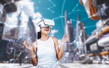 Kadın standı beyaz VR kulaklık takıyor ve beyaz kolsuz bağlantı metaverse, gelecekteki teknoloji siber uzay topluluğu yaratıyor. Etrafına bakıyor ve meta 'da fantezi inşa etmekten zevk alıyor. Halüsinasyon.