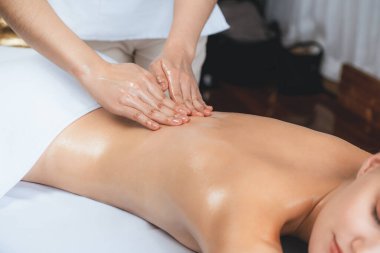 Kapalı alan kadın müşteri stres önleyici spa masajını yapmaktan zevk alıyor ve lüks otel ya da oteldeki gündüz açık hava güzellik salonunda güzellik teniyle eğleniyor. Sessiz.