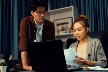 İş arkadaşı ile birlikte iş kadını projesinin ciddi yüzü. Modern ofiste gece geç saatlerde şirket borsası için imzalı iş planına bakmak için evrak almak. İnfobahn.