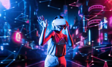 Sanal gerçeklikte ayakta duran siber punk stili bir kadın metaevreni bağlayan bir VR kulaklık takıyor, gelecekteki siber uzay teknolojisi, dans eden bir kadın tek kolunu kaldırıyor. Halüsinasyon.