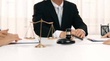 Avukat, hukuk bürosunda pazarlık yoluyla iş anlaşmazlığını çözmek için iki taraf arasında uzlaşma teklif ediyor. Yasal arabuluculuk ve çatışma çözme servisi. Ağır çekim. Katı.