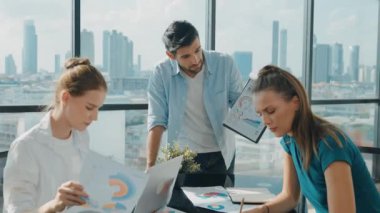 Profesyonel iş adamı akıllı yatırımcılara finansal grafiğini sundu. İşletme ekibinin birlikte çalışması, beyin fırtınası yapması, fikir paylaşması...