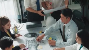 Mühendisin, toplantı masasındaki türbin motorunu ekipmanla gösteren üst düzey görüntüsü. Profesyonel proje yöneticisinin elektronik jeneratör sistemi hakkında konuştuğu ve tartıştığı hava görüntüsü. Hizalama.