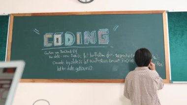 Kız, yazılım geliştirme planı yazarken yapay zeka yazılımı ya da programlama sistemini kullanarak kök sınıftaki elektronik ana tahtada yapay zeka üretiyor. Pedagoji.
