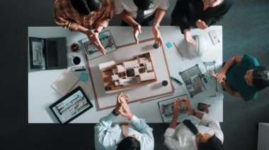 Akıllı yöneticilerin el çırpışları ve projeyi kutlamak için el ele tutuşmaları. İç yapı hakkında beyin fırtınası yapan mimar mühendisinin hava görüntüsü. Takım çalışması, birlik. Hizalama.