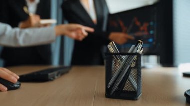 Hisse senedi borsası pazarlamasını analiz eden yavaş çekim şirketindeki yatırımcılar, kayıp için mum bar fiyatını analiz eden monitörlere bakıyor ve kazanç ve kâr elde ediyor. Filizlenen