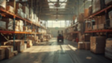 Depoda çalışan ve forklift kullanan endüstriyel işçilerin geçmişi bulanık. Modern depoda ürünü taşımak için hazırlanan yetenekli bir depo çalışanı. Lojistik üretim konsepti. Aktar.