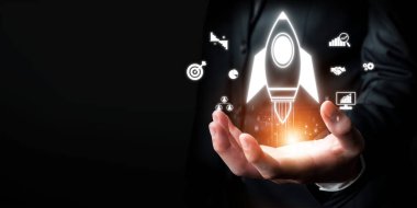 Roket, strateji, analiz, takım çalışması ve başarı simgeleriyle çevrili iş büyümesini ve girişimi başlatmasını temsil ediyor. EIDE