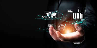 İş adamı, tahmin edilen büyük veri modellerinden gerçek zamanlı analizlere uzanan eğilimleri ve görüşleri ortaya çıkarmak için veri analizlerini derinlemesine inceleyerek, veri güdümlü kararların analitik endüstrileri nasıl ileri götürdüğünü öğrenir Faas