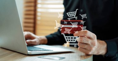 Zarif müşteriler beyaz atlet giyerler ve ellerinde online platform seçen kredi kartı kontrol cihazları bulunur. Akıllı tüketici, nakitsiz teknoloji alışveriş envanteri kullanarak e-ticaret uygulaması açıyor. Siber Nakit.