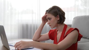 Stresli genç bayanın kredi kartı borçlarıyla ilgili mali sorunları var. Kötü kişisel para ve mortgage ödeme yönetimi krizinden korunmak için. Kadınlar aşırı harcama yüzünden finansal iflastan endişe ediyorlar.