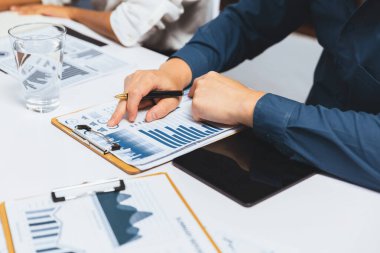 Analist ekibi toplantı odasındaki mali verileri analiz etmek için BI Fintech 'i kullanıyor. İş adamları, ticari öngörü ve stratejik pazarlama planlama için iş dünyası panelinin gücünü kağıt üzerinde analiz ediyor.