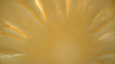 Ananas dilimi, tazelik hissi yaratıyor. Dilimlenmiş bir ananasın yakından bakınca tropik bir cennet ortaya çıkıyor. Güneş tarafından öpülen sarı altın et, pürüzsüz kahverengi kabuğa zıt düşer. Geliştirilebilir.