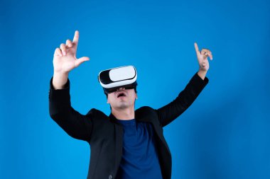 VR kulaklık takan profil işadamı, metaevren dokunmatik zoom 'u sanal gerçeklikte mavi arkaplan fütüristik teknolojisini izole ederek ilginç iş verilerine bağlamaya çalışıyor. Entrika.