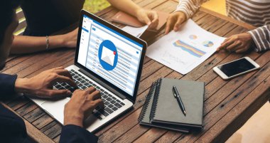 Bilgisayar ekranında rahatça görünen e-posta bildirim iletisi. Dijital pazarlama iletisi bilgi metni iş dünyasından müşteriye