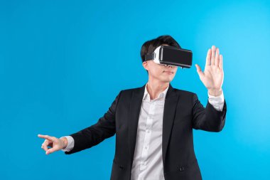 Asyalı işadamı, sanal gerçeklik mavi telif uzayı yenilik teknolojisini analiz eden gelecekçi metaevrendeki iş dünyası raporuna dokunarak ekranı titizlikle inceliyor. Entrika.