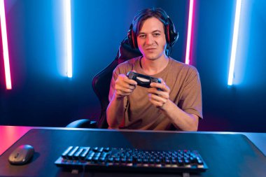 Kontrol kumandalı akıllı oyun flamasının keyfini çıkarın, modern teknoloji siber neon ışık odasında yetenekli oyuncularla çevrimiçi canlı sosyal medya grubu oyunu oynayın. Bireysel.