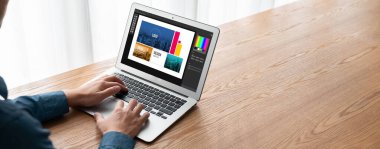 Web sayfasının modern tasarımı ve bilgisayar ekranında gösterilen ticari reklamlar için grafiksel tasarımcı yazılımı