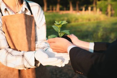 Eko-ticaret şirketi çiftçiye çevre dostu tarım uygulaması ve temiz tarım teknolojisiyle yetki veriyor. Büyümeleri ve gelişmeleri için sürdürülebilir bitkiler yetiştirmek. Döngü