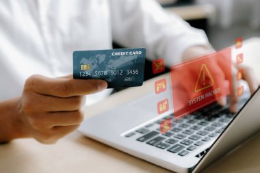 Hologram arayüzü izleyen müşteri, çevrimiçi işlemler için nakitsiz teknoloji kullanırken kredi kartı hacklenmesi tehlikesini uyarıyor. Akıllı tüketici kontrol cihazı güvenlik sorununu çözmeye çalışıyor. Siber Nakit.