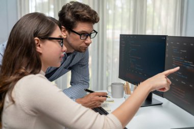 Takım becerisi geliştiricileri programı en yeni kodlama yaratıcı web sitesi planlama yazılım projesini iki bilgisayar ekranında düşünerek, ofiste tam yığın veri analizi ile karşılaştırıldığında. Varsayım.