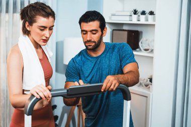 Atletik vücut ve sportif genç çift ya da spor kıyafetlerinde ısınma ya da ev egzersizi ve sağlıklı yaşam tarzı konsepti egzersizinden sonra dinlenme..