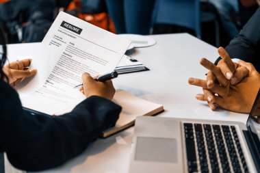 İnsan Kaynakları Müdürü sorgu odasında çalışan bir adayın özgeçmişine bakıyor. İş başvurusu, işe alım ve işçi alma konsepti. uds