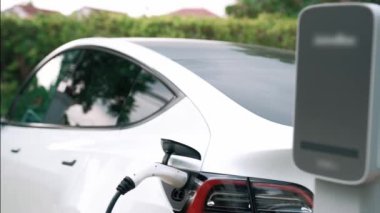 Elektrikli taşıt teknolojisi konut alanı ya da EV akü şarjı için ev şarj istasyonu olarak kullanılır. Gelecekteki çevre için temiz ve sürdürülebilir enerji ile çevre dostu ulaşım. Titiz