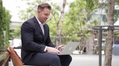 Kafkasyalı iş adamları Green City 'de otururken telefonla konuşuyor. Happy proje yöneticisi başarılı bir projeyi kutluyor ya da parkta dizüstü bilgisayarla çalışırken telefondan iyi haberler alıyor. Urbane.