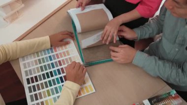 Yavaş çekim kapanış mimarı ve iç mimar. İç mekan tasarımı için tekstil malzemesi ve renk paletinden sunum yapıyor. Müşteri denetimi ve denetimine dayalı. Değiştirilmiş